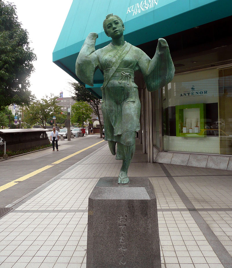 おてもやんの銅像（熊本交通センター前）