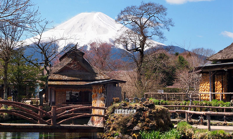 藁葺の民家と富士山