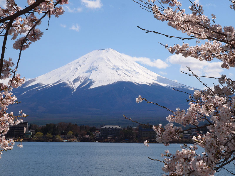 雲の影を宿す富士山