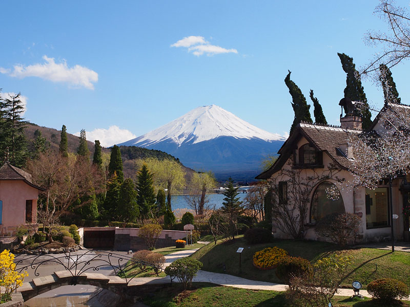 ヨーロッパの村に出現した?富士山