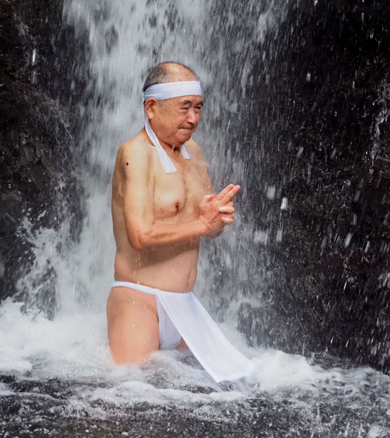 滝の外に退避する和田爺