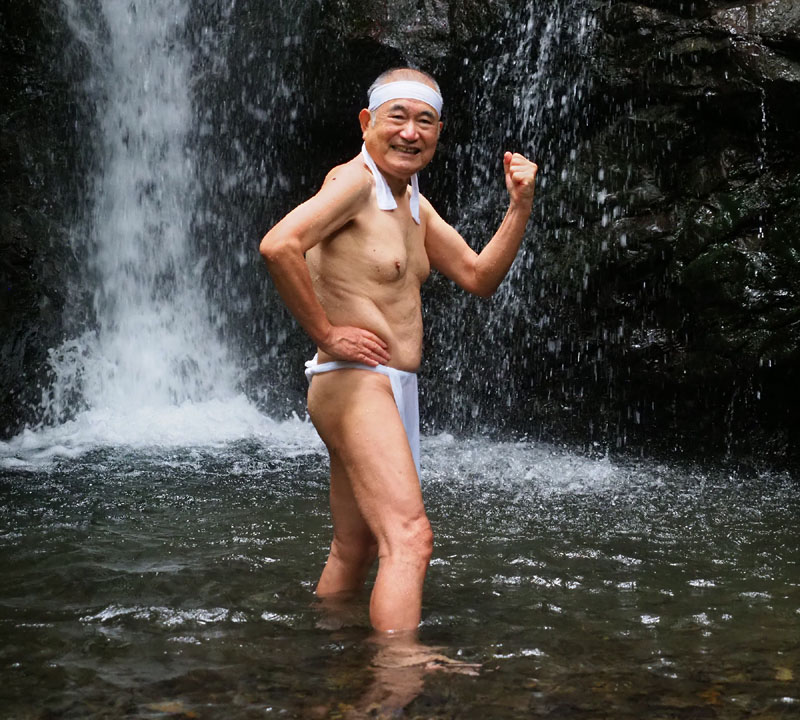3回の滝行を終えて、琴平滝の前でガッツポーズする和田爺