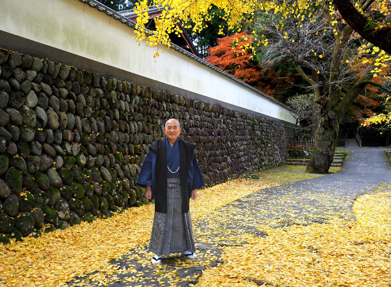 玉堂美術館の大銀杏の下に立つ和田爺