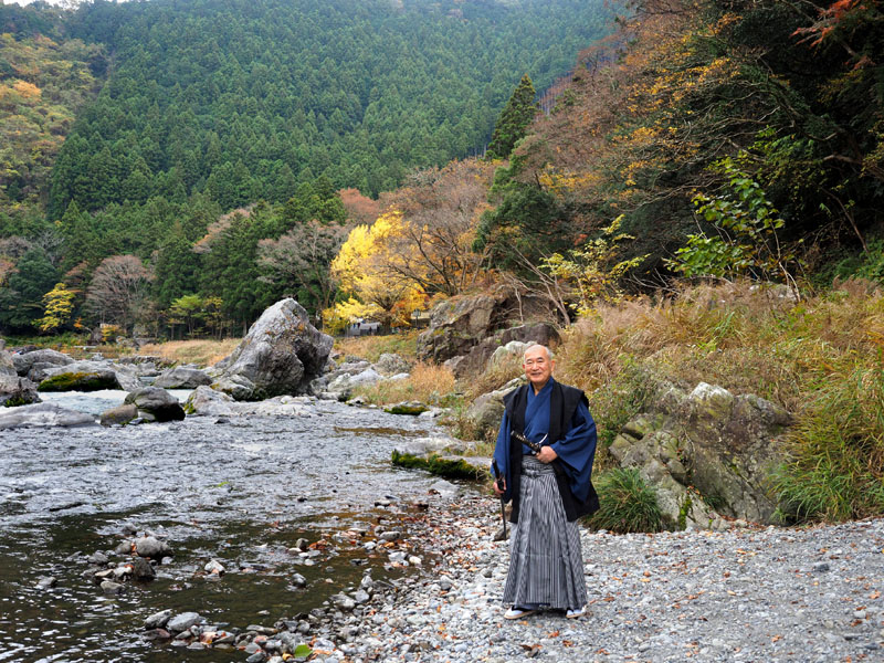 両刀を持ち、侍に扮した和田爺