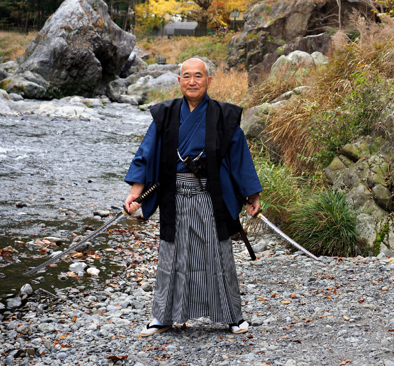 二刀流の侍に扮した和田爺