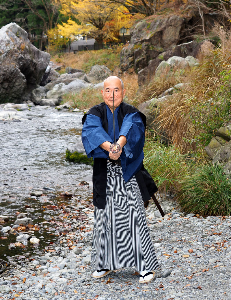 太刀を中段・正眼に構える和田爺