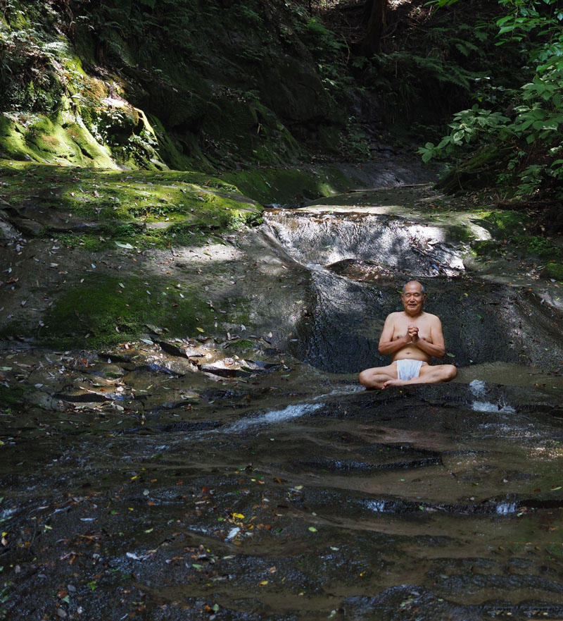 深沢の滝の中腹で瞑想する和田爺