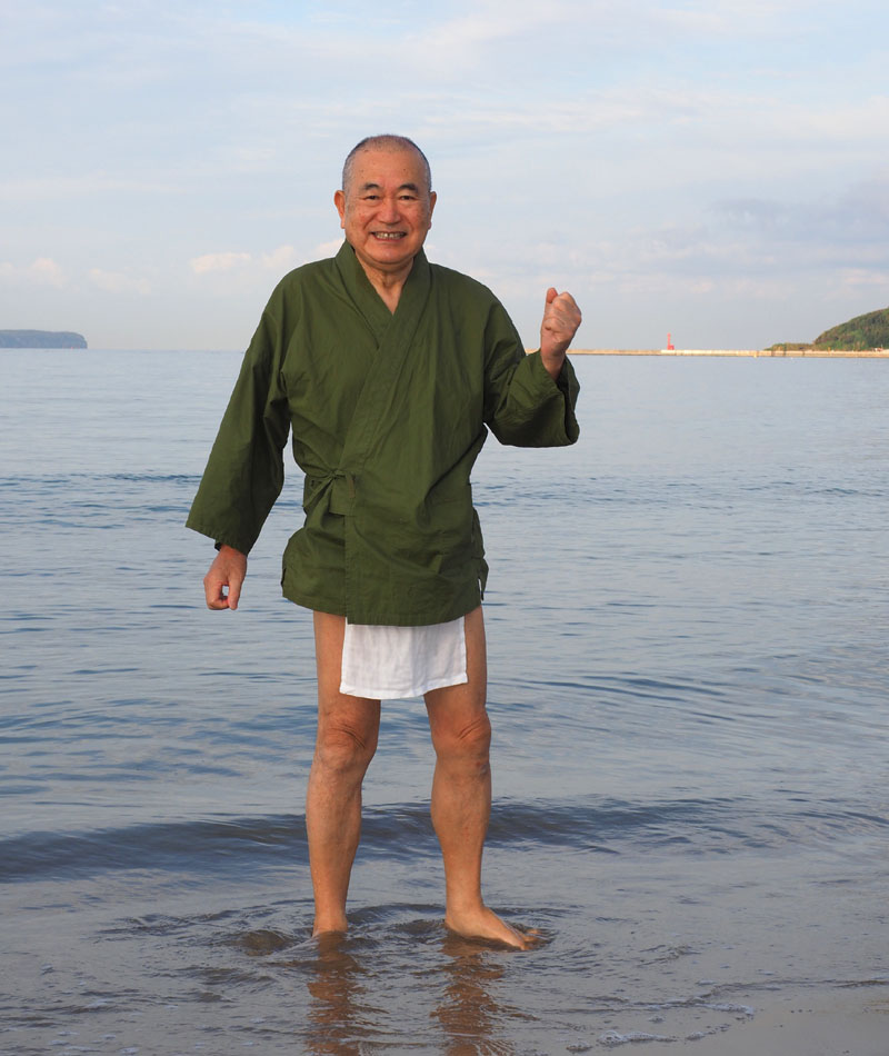 凪の海に入った作務衣褌の和田爺