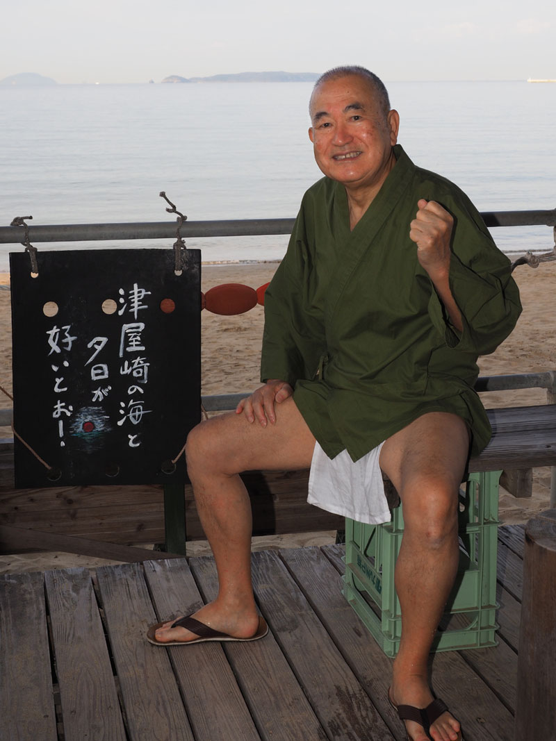 吉田屋のバーベキュー・ハウスでガッツポーズを取る
