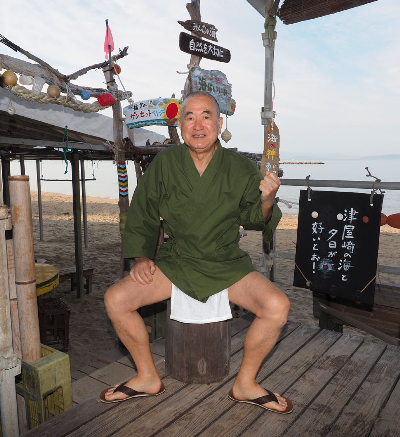 吉田屋のバーベキュー・ハウスでガッツポーズを取る褌の和田爺