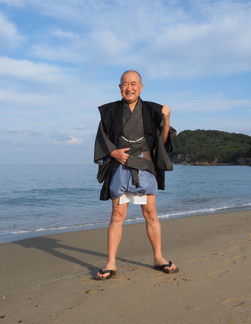 動き易くするための裾端折りをした和田爺