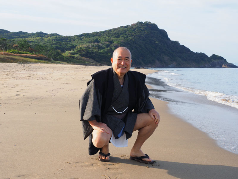 裾端折りをしてしゃがんだ和田爺