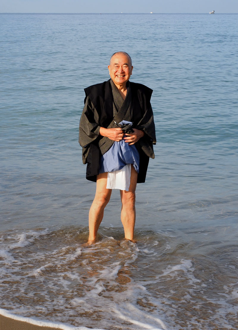 海に入って童心に還る和田爺