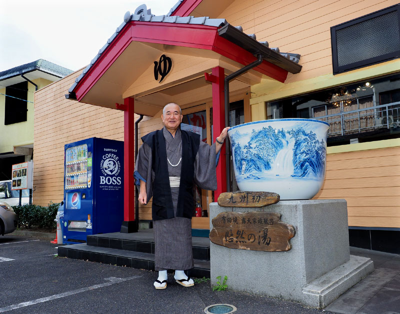 巨大な和傘と和田爺