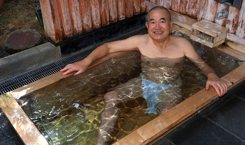 檜風呂を楽しむ和田爺