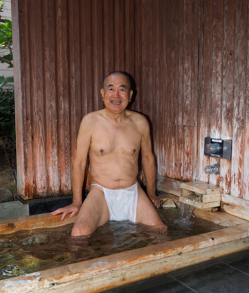 贅沢な露天の檜風呂を楽しむ和田爺