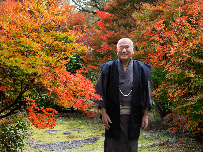 紅葉に囲まれて笑顔の和田爺