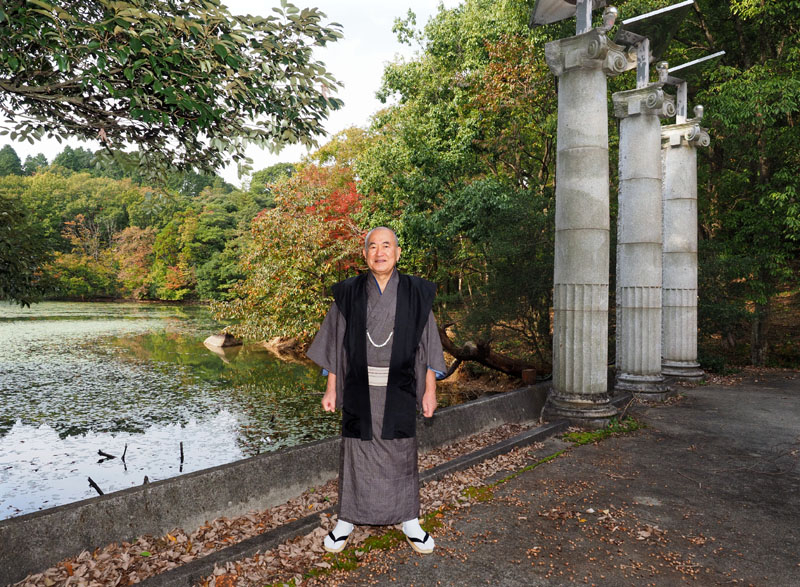 湖畔のステージに立つ和田爺