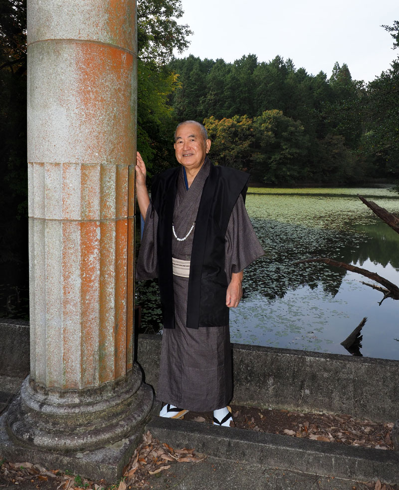 舞台のイオニア式石柱と和田爺