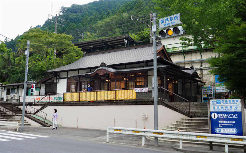 武蔵御嶽神社の社殿を模した御嶽駅（ＪＲ青梅線）の駅舎