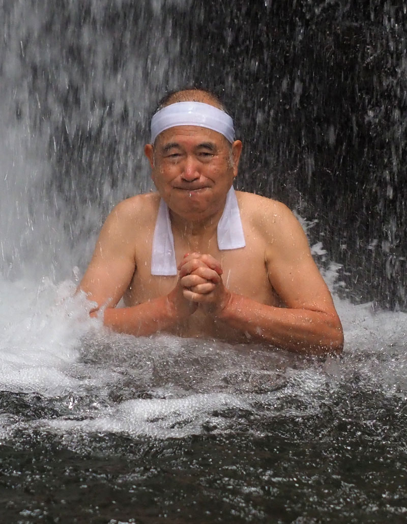 身体を滝壺に沈めて滝行する和田爺(アップ)