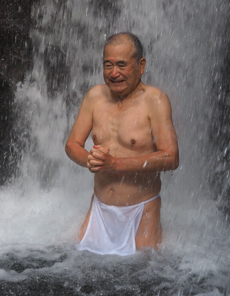 背中に滝の流水を浴びる和田爺