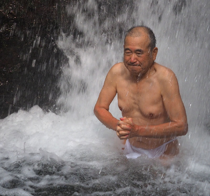 徐々に滝壺に身を沈める