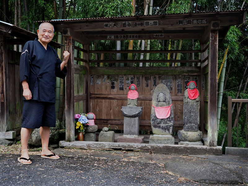 竹林の地蔵尊と甚平姿の和田爺