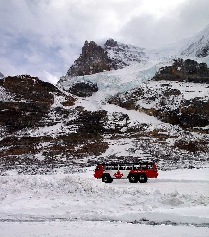 アンドロメダ氷河の下を走る氷上探検車 Ice Explorer