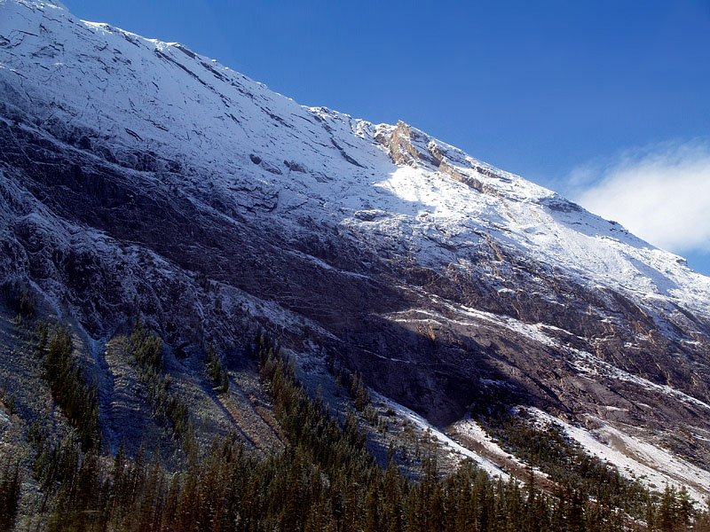 急峻な雪山