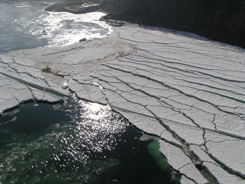 氷が残るナイアガラ川