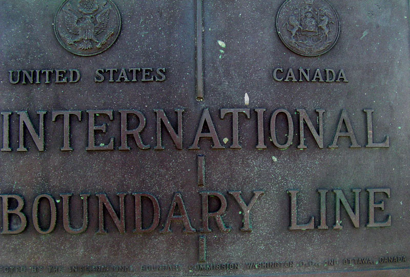 レインボー橋中央の国境標識