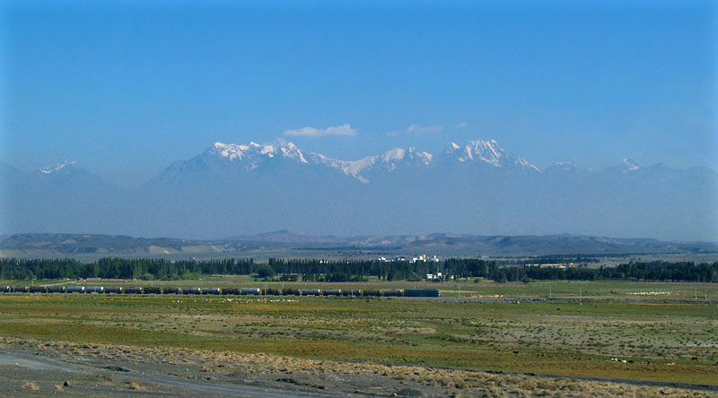 天山山脈の威容