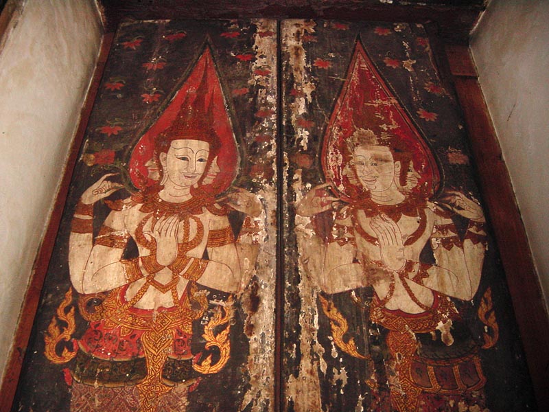 貴重な板扉の仏画