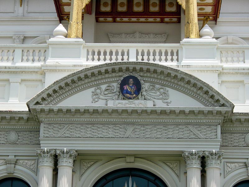 チャクリ・マハ・プラサート宮殿正面のラーマV世