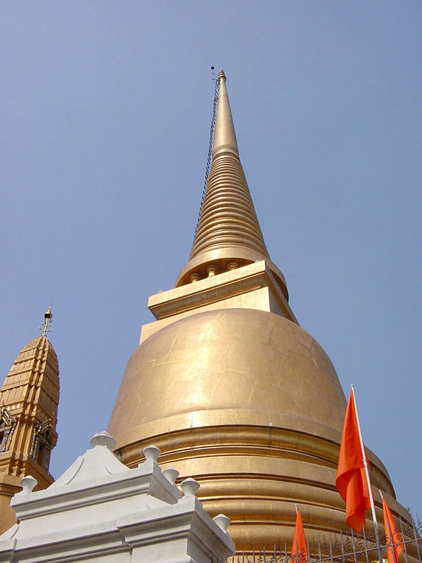 巨大な黄金の仏塔