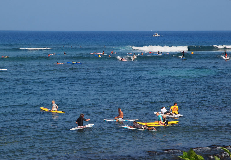 サーフィンなど波乗りを楽しむ人たち/カハルウ・ビーチ・パーク 11:16