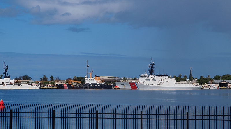 停泊中のU.S.コースト・ガード(USCG 沿岸警備隊)の艦船 / ホノルル港 09:25