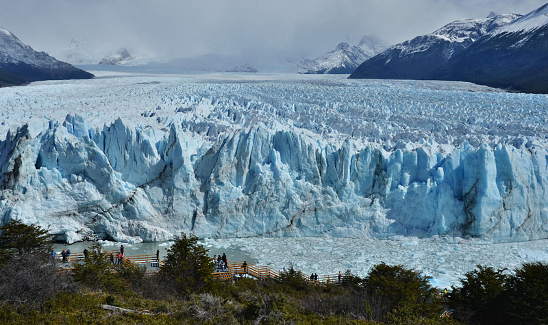 遊歩道からペリト・モレノ氷河を観賞する人々/ロス・グラシアレス国立公園（アルゼンチン）