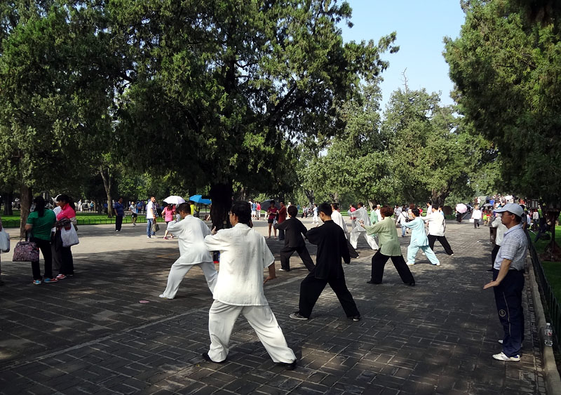 天壇公園で太極拳を楽しむ市民たち　08:35