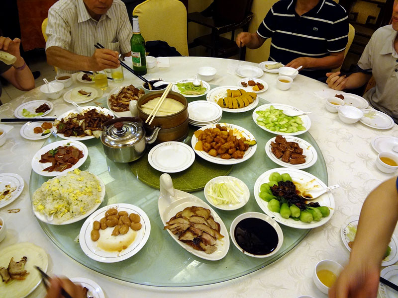 市内の飯店で北京料理を楽しむ 06.30 18:10