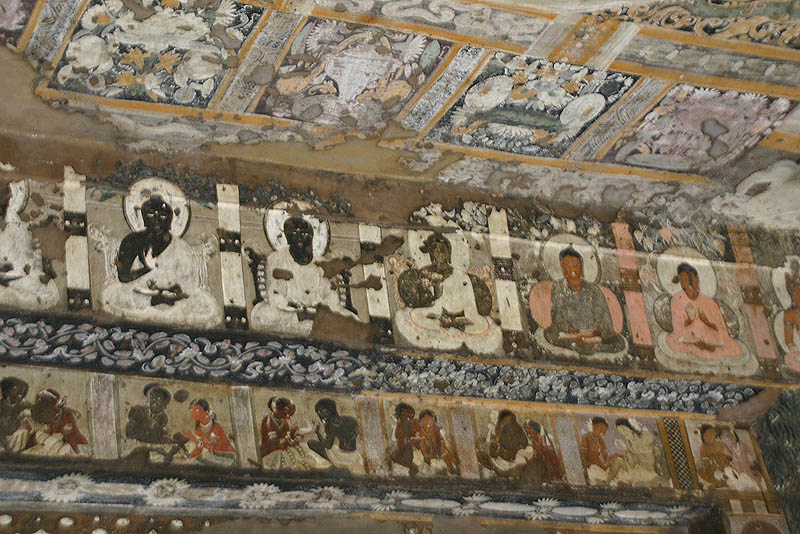 第１７窟の壁と天井の仏画