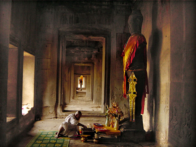 西塔門の仏像に供物を捧げる修業者