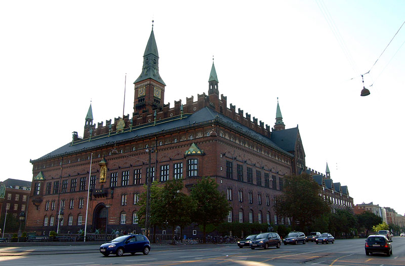 105.6mの尖塔を持つコペンハーゲン市庁舎