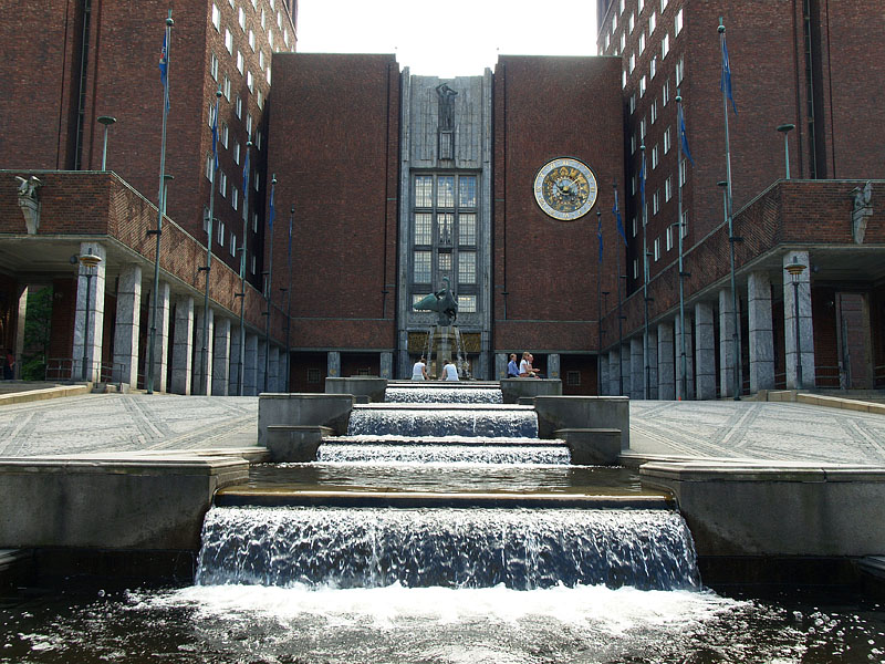 市庁舎の川のような噴水