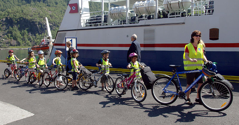 自転車で港にやってきた児童たち