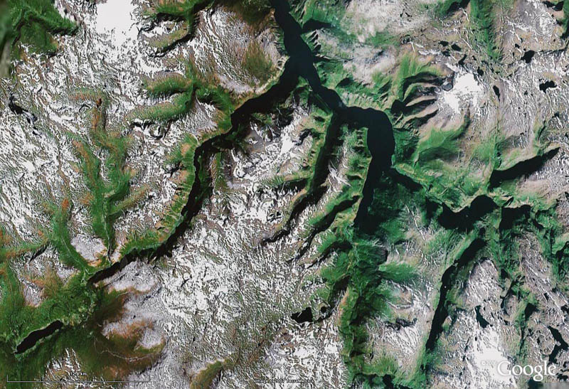 アウランフィヨルドとナーロイフィヨルドの衛星画像