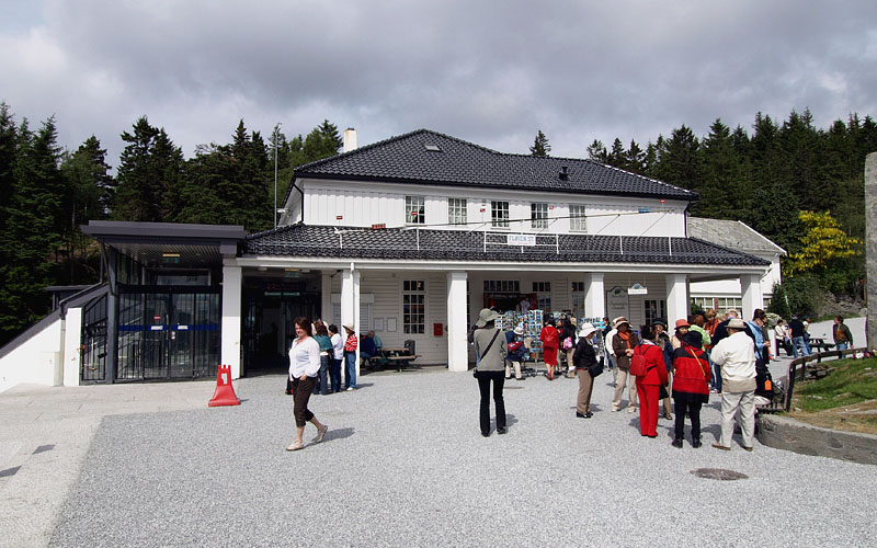 山頂のフロイエン駅