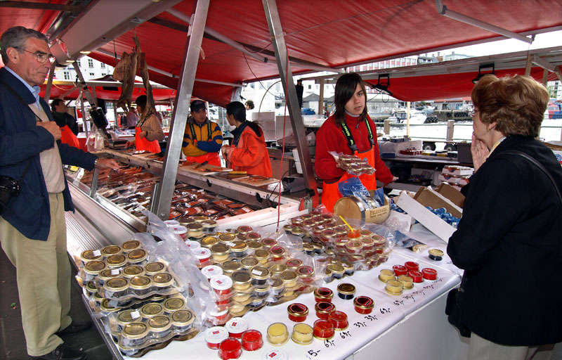 キャビアが並ぶ魚市場