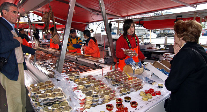 キャビアが並ぶ魚市場